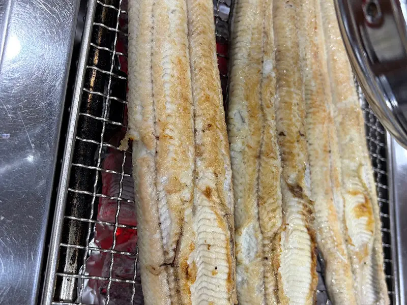 숯불 위에서 익어가는 장어