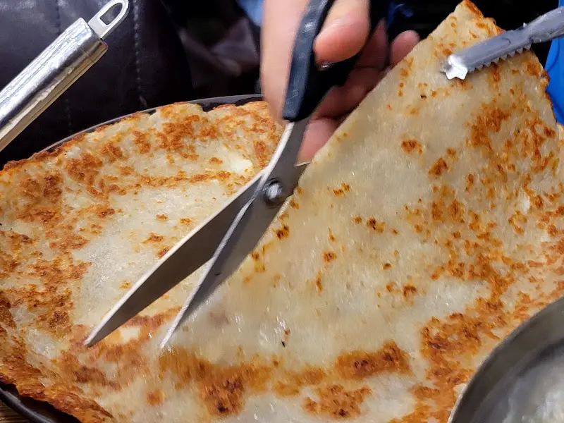 감자전 자르는 모습