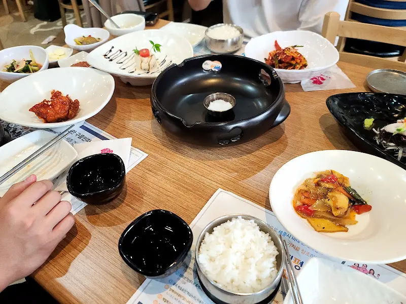 다양한 반찬과 소스가 놓인 테이블 세팅