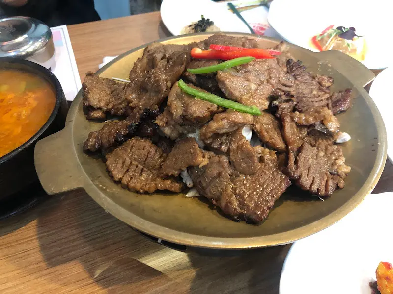 놋쇠 판 위에 올려진 석갈비