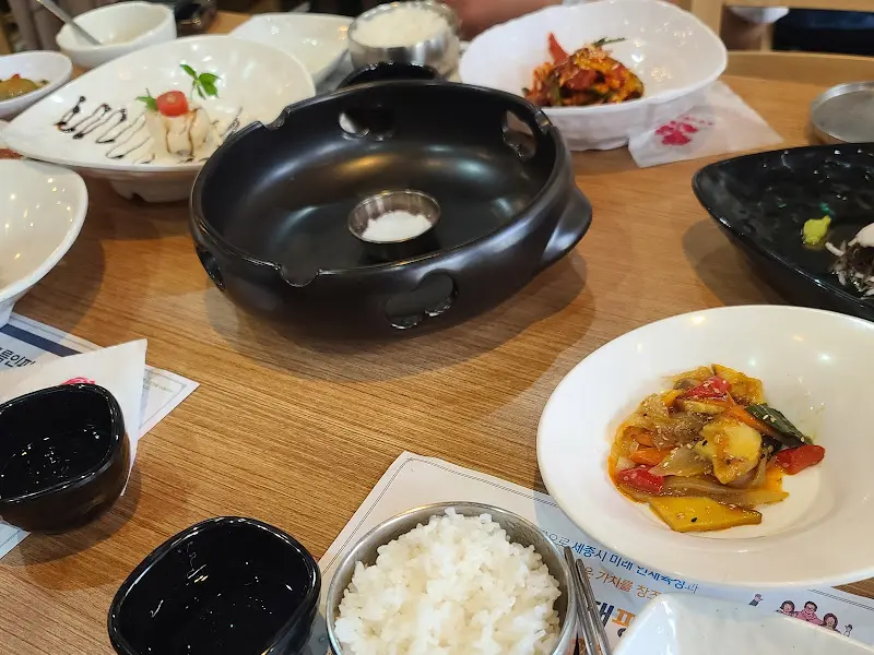테이블 중앙에 놓인 석갈비 그릇