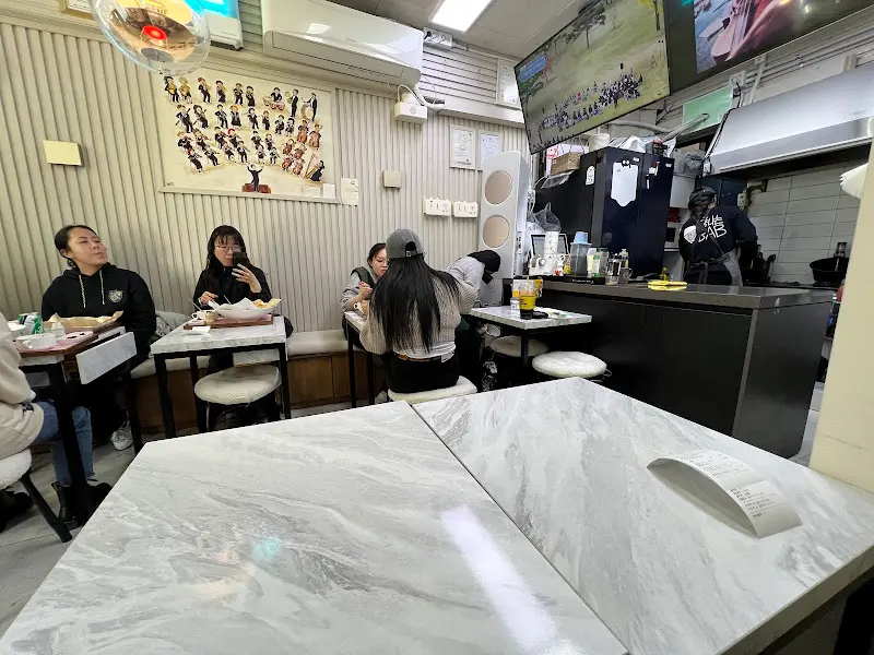 폼나는BAB 내부 모습. 테이블과 의자가 깔끔하게 정돈되어 있다.