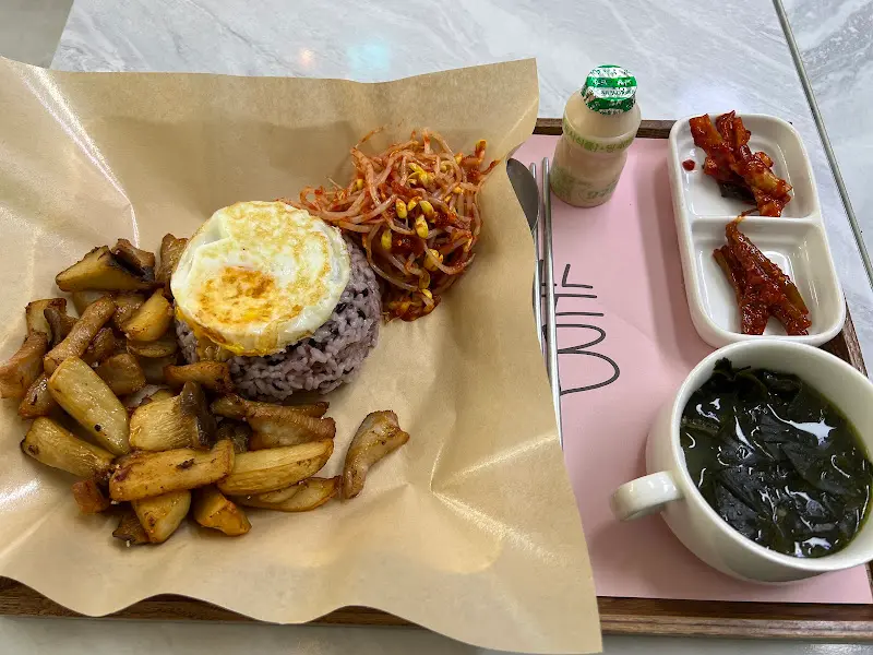 덮밥과 함께 제공되는 샐러드, 김치, 미역국, 야쿠르트