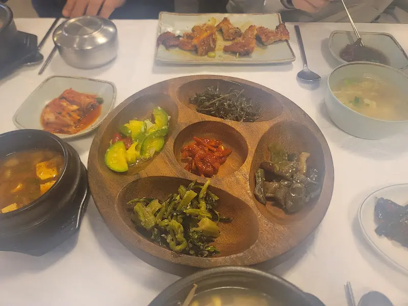 한 상 가득 차려진 순두부 정식