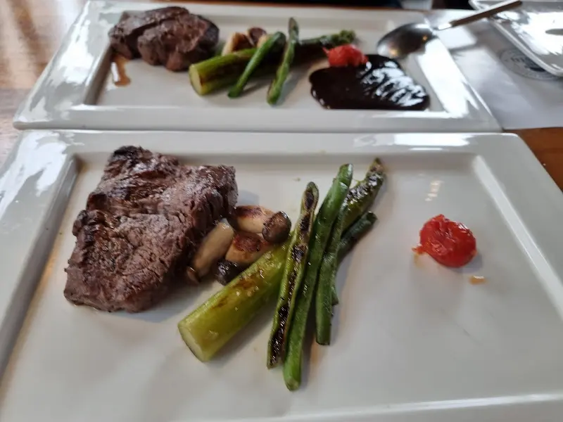 윤기가 흐르는 안심스테이크