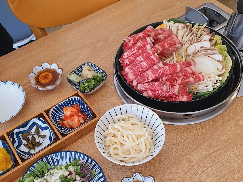 스키야키 한 상 차림 전체 샷