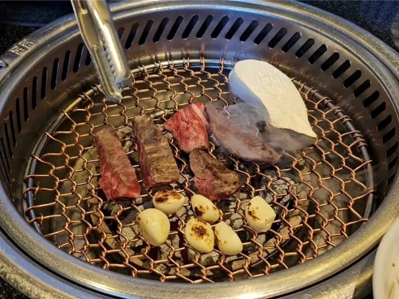 숯불에 구워지는 한우와 버섯