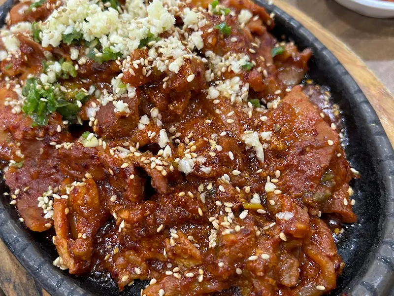 철판 위에 놓인 제육볶음