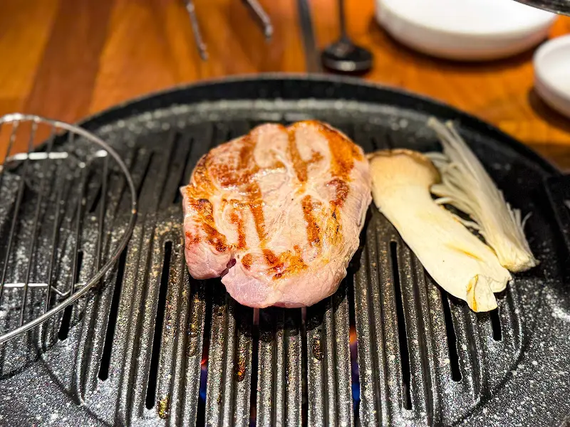 불판 위에서 익어가는 목살