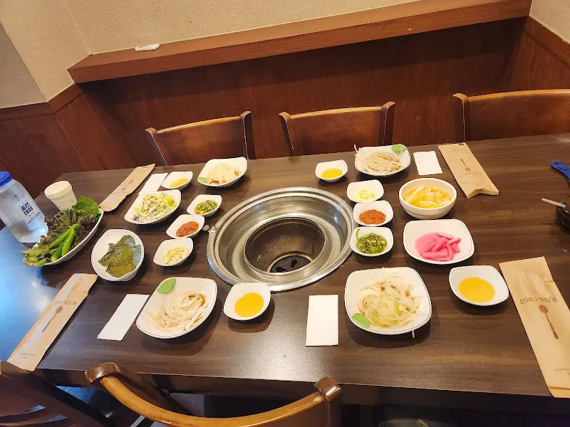 푸짐하게 차려진 밑반찬