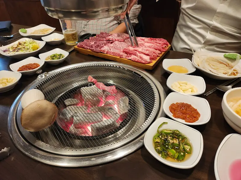 숯불 위에 구워지는 소고기