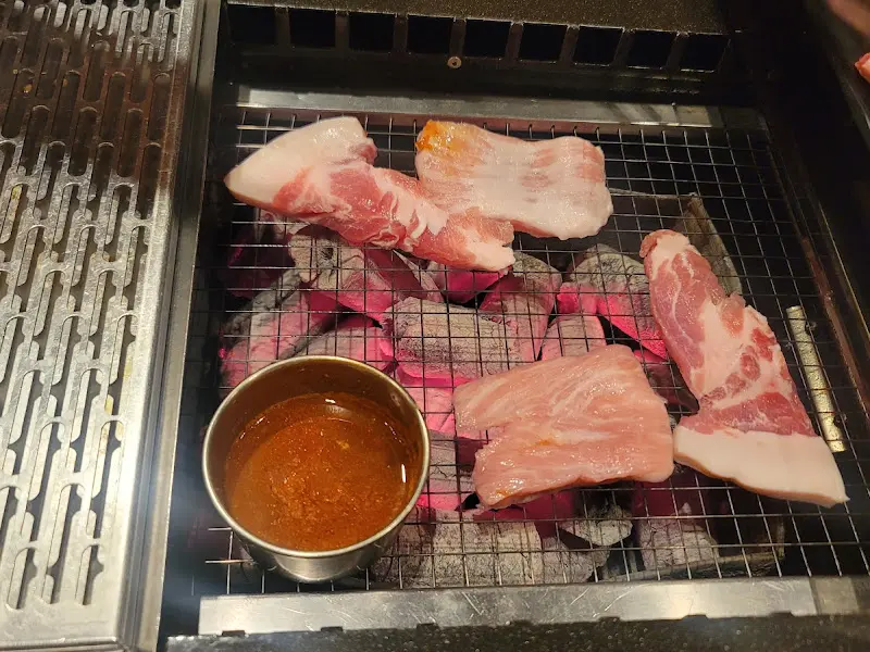 숯불 위에서 익어가는 고기