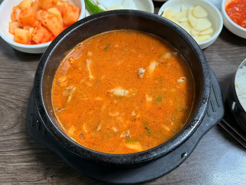 다진 양념이 풀어져 붉어진 순대국밥