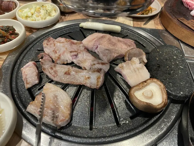 불판 위의 돼지고기