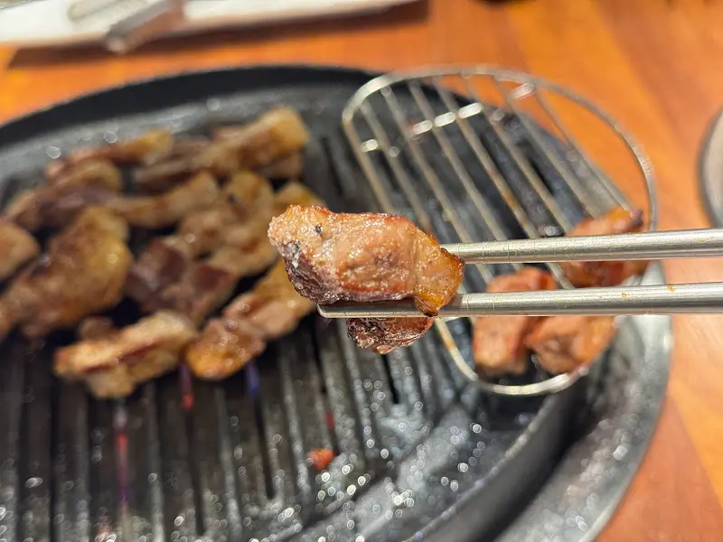 젓가락으로 고기 집는 모습