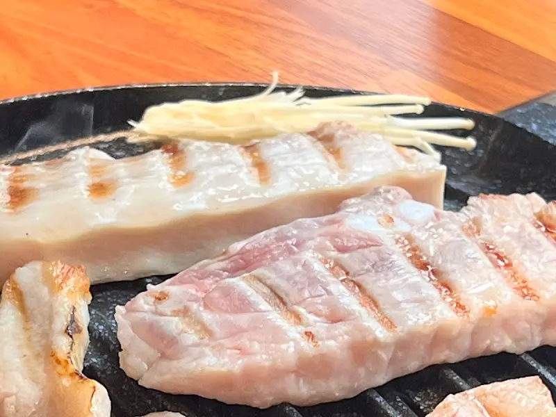 불판에 구워진 오겹살