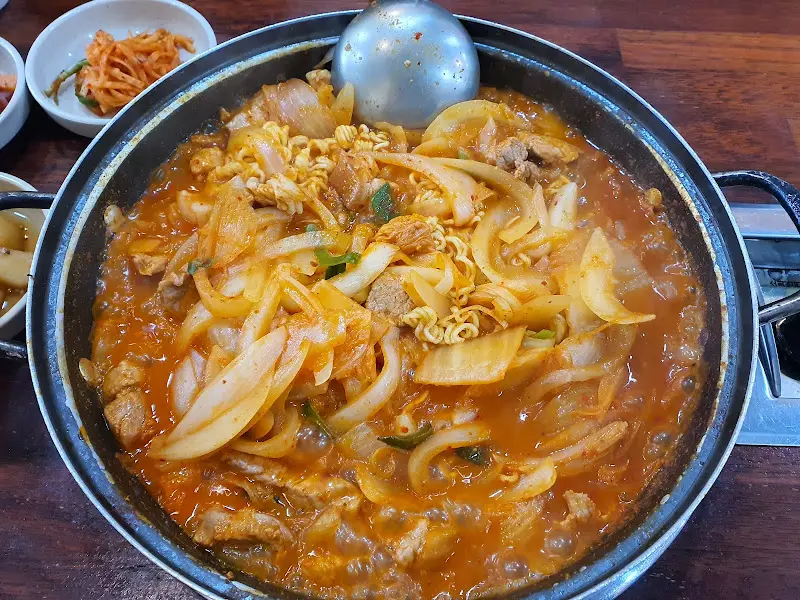 시골통돼지볶음 김치찌개
