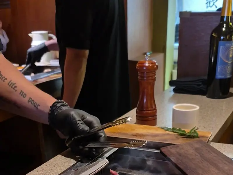 전문가의 손길로 구워지는 양갈비