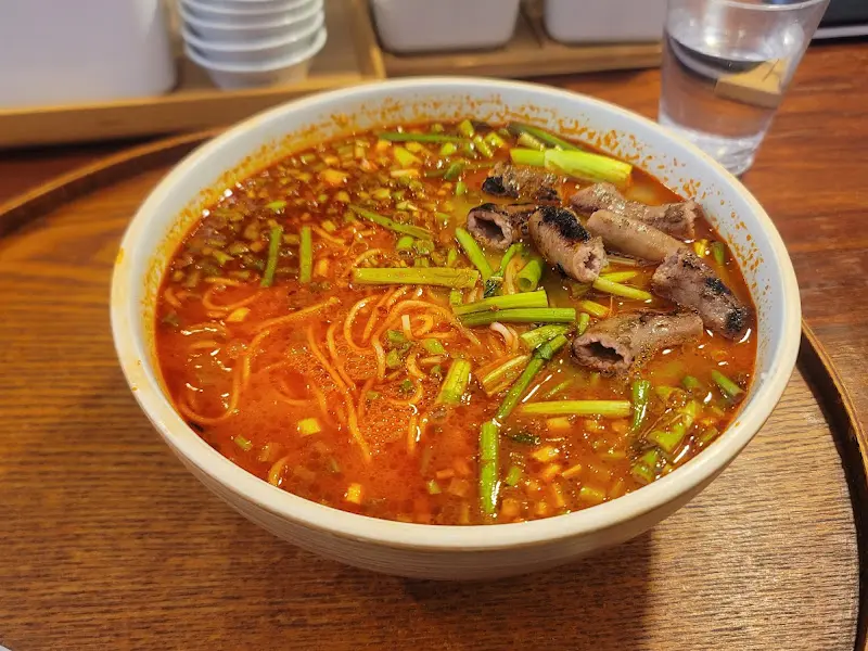 미나리와 곱창이 가득 올라간 곱창국수