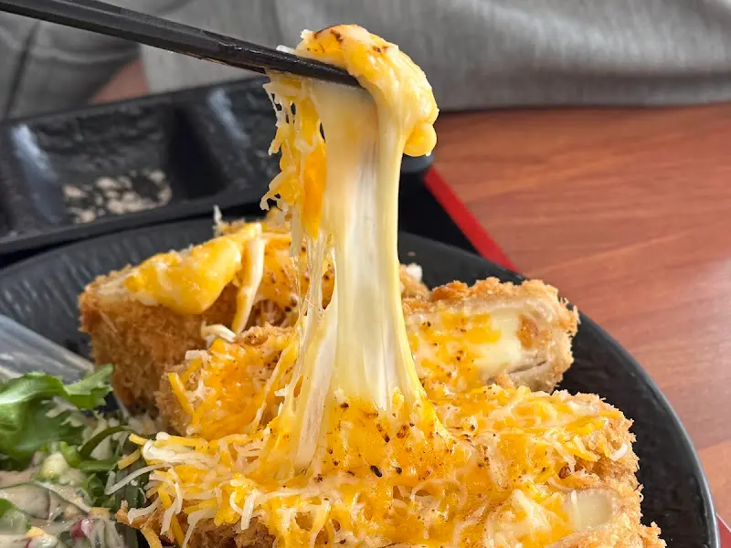 젓가락으로 들어올린 치즈카츠