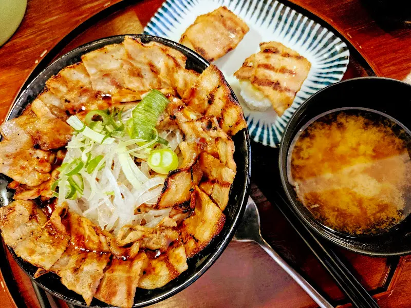 불향을 입은 돼지고기가 듬뿍 올라간 덮밥