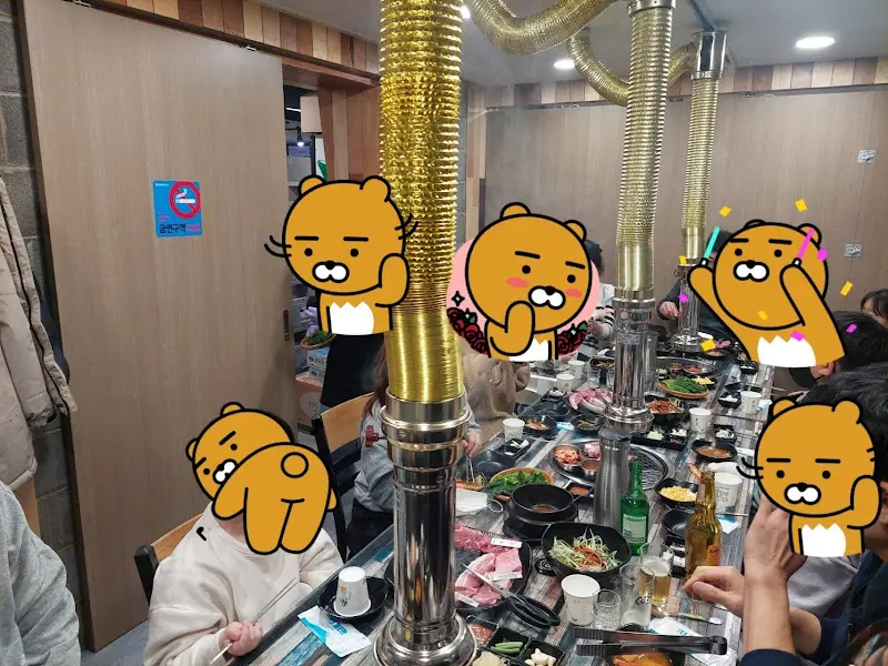 테이블 가득한 밑반찬