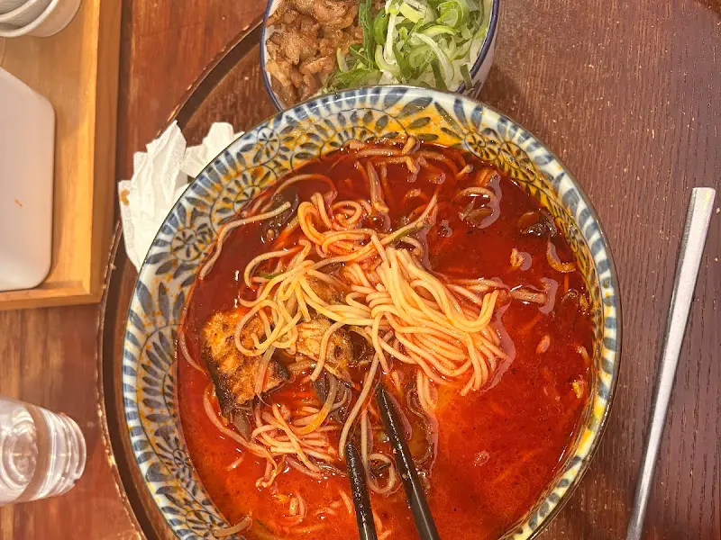 고기와 파 고명이 올려진 매운 국수