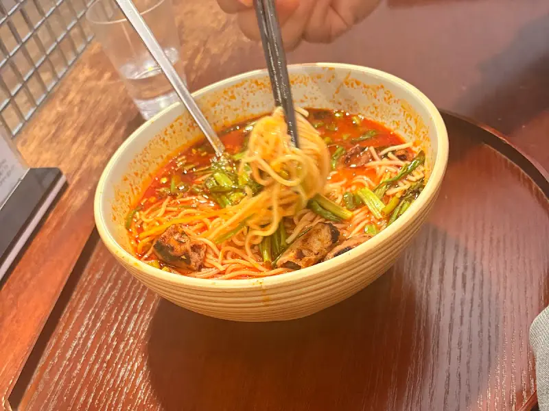 면을 들어올린 매운 국수