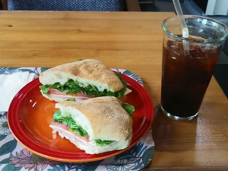 치아바타 샌드위치와 아이스 아메리카노