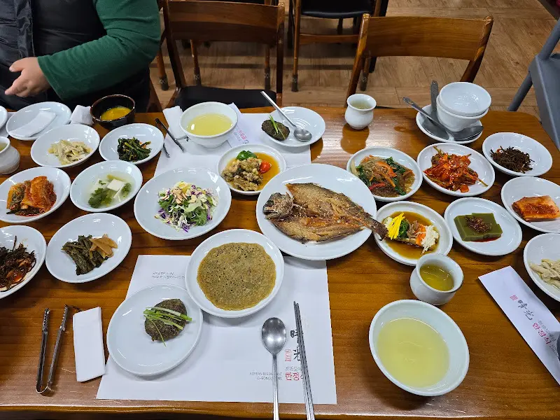 한상 가득 차려진 굴비정식