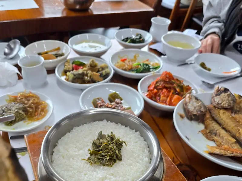 녹차물에 말아 굴비와 함께 먹는 밥