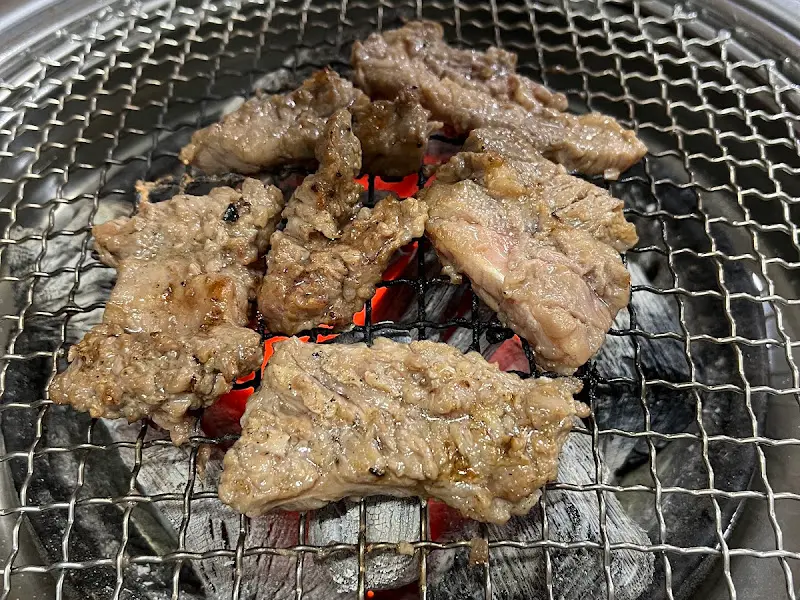 숯불 위에서 익어가는 소갈비살