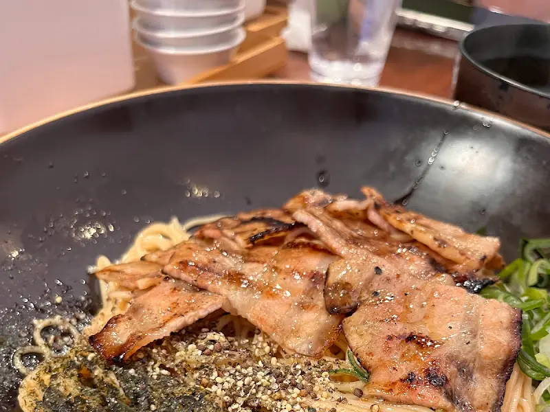 고기가 올려진 비빔면