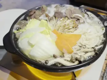 울진에서 만난 낭만, 장미농원에서 맛보는 트렌디한 대패삼겹살 맛집 기행