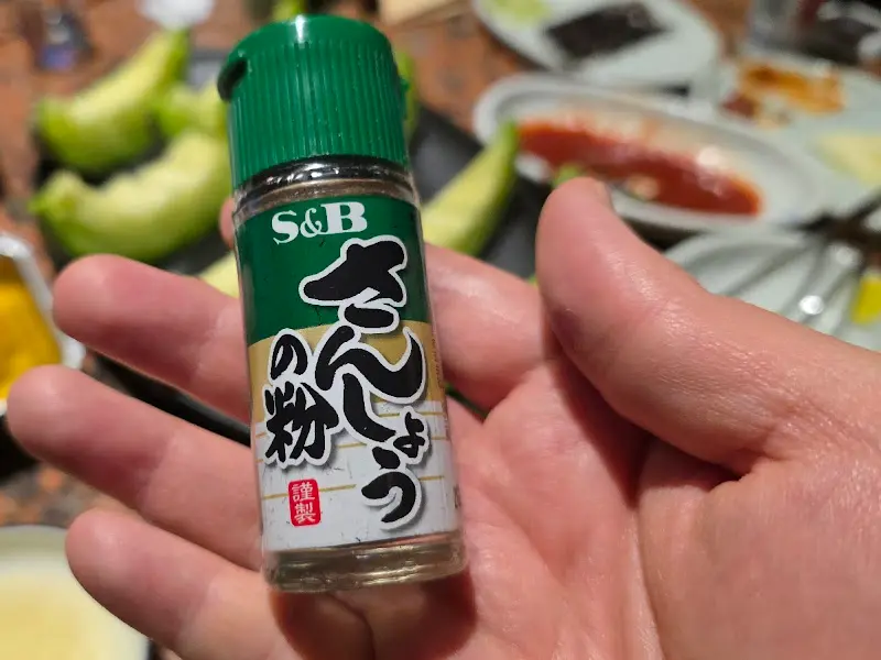 테이블 위에 놓인 향신료 통