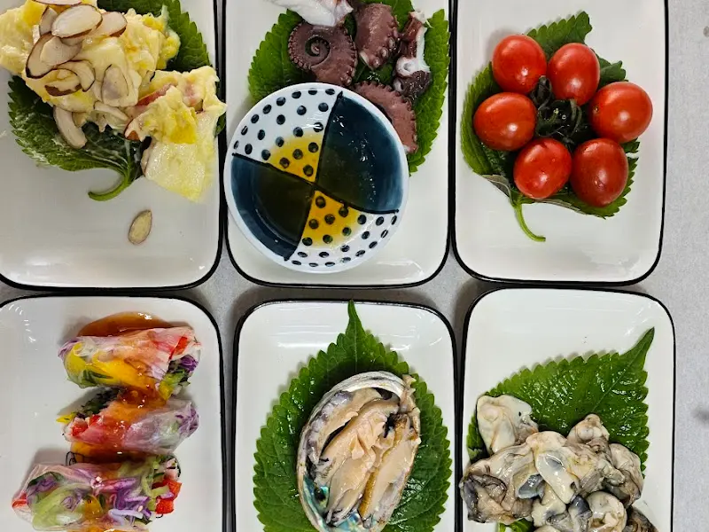 정갈하게 담겨 나온 밑반찬들