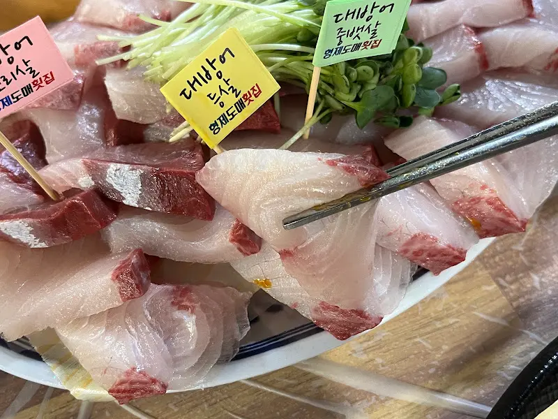 두툼하게 썰린 대방어