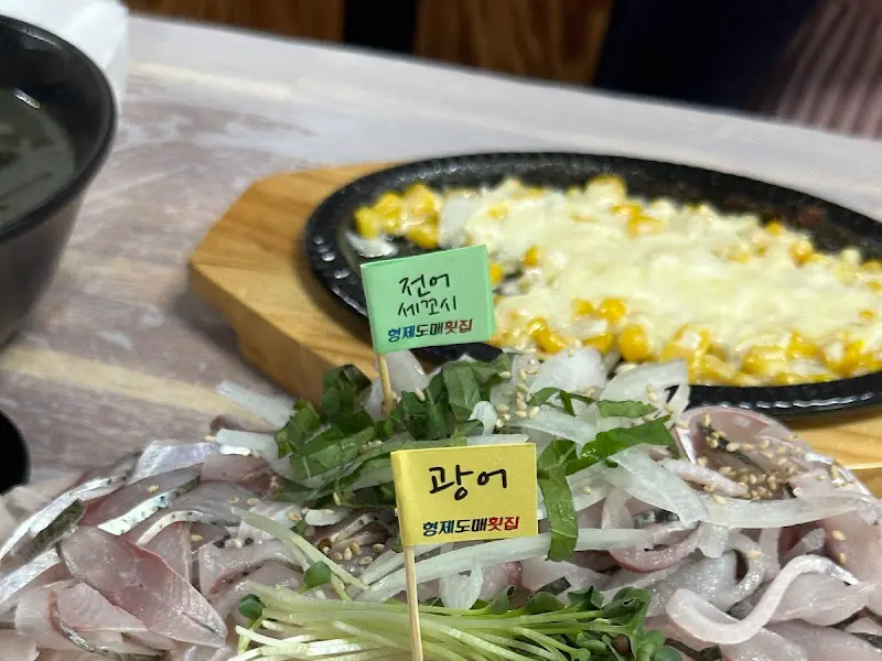 모듬회와 곁들임 메뉴