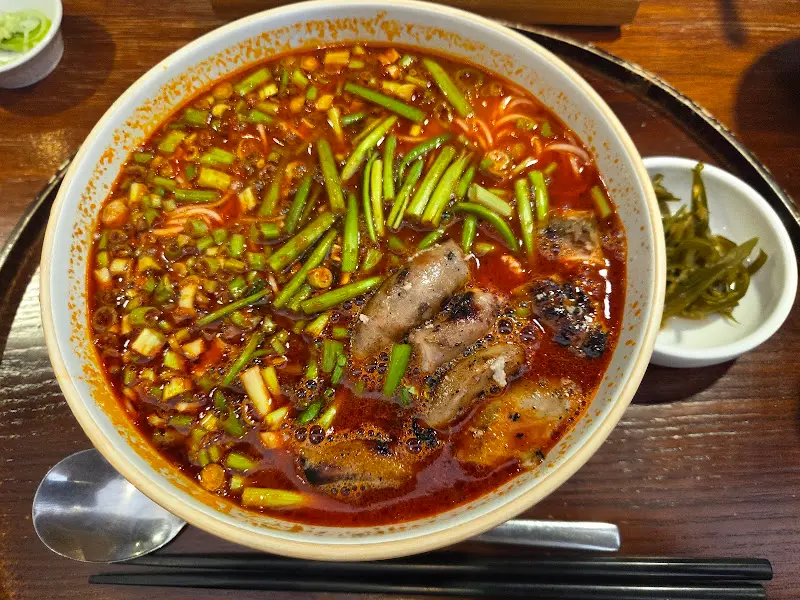 미나리가 가득한 곱창국수