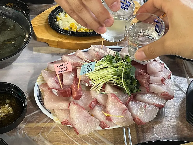 대방어에 술 한 잔!