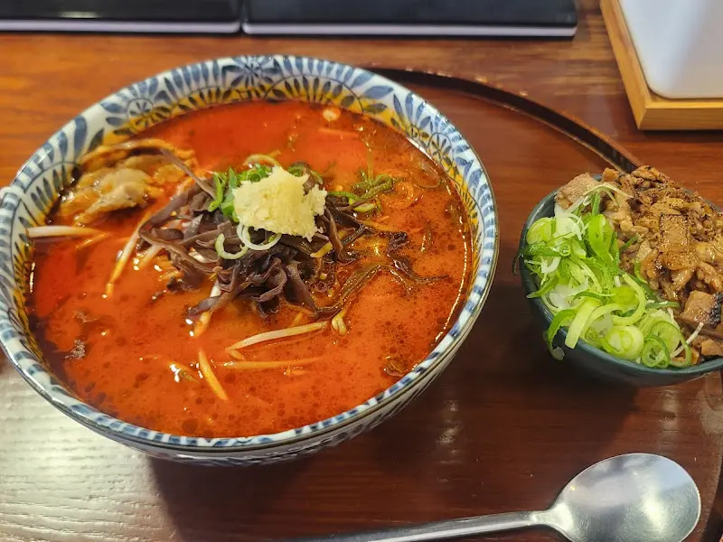 붉은 국물의 국수와 고기 고명