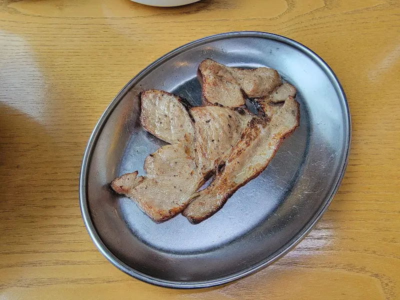 윤기가 흐르는 숯불고기