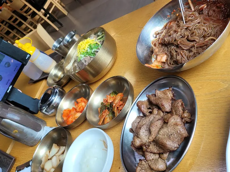 푸짐하게 차려진 냉면과 숯불고기 한 상