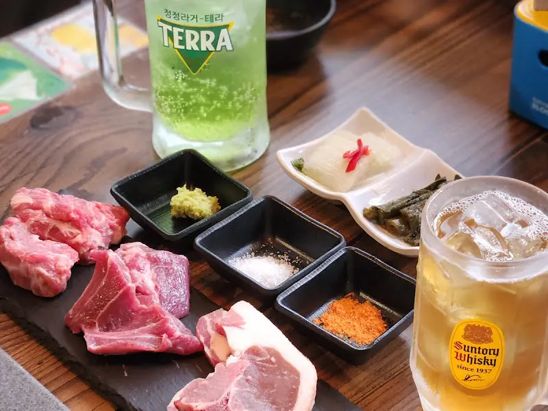 잘 정돈된 테이블 세팅과 신선한 양고기, 곁들임