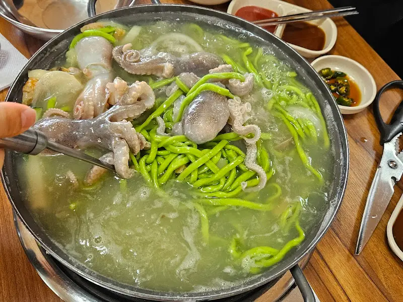 해산물이 가득한 칼국수