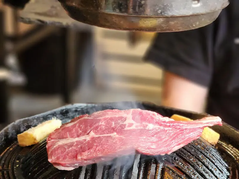 불판 위에서 익어가는 양고기