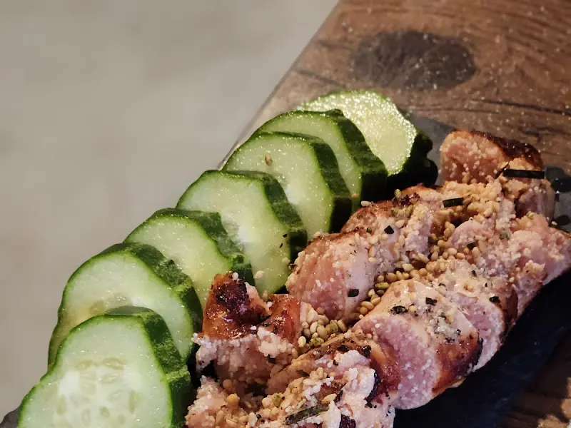 신선한 오이와 양념된 고기의 조화