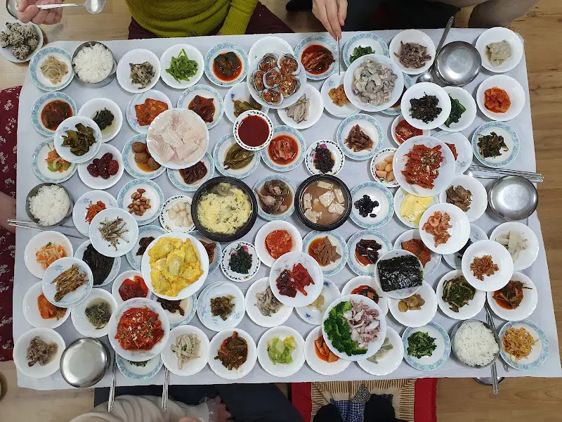 한 상 가득 차려진 모습
