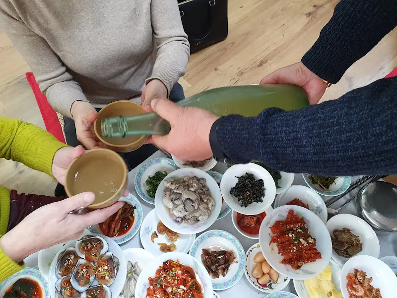 모주 따르는 모습