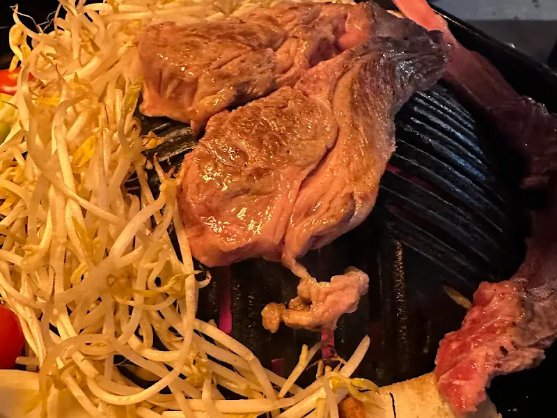 불판 위에서 노릇하게 구워진 양고기